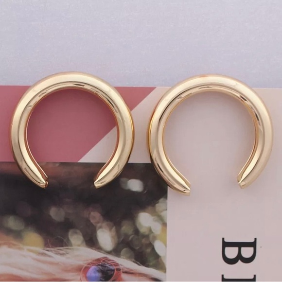Large thick gold crescent 🌙 moon hoop earrings - Picture 3 of 8